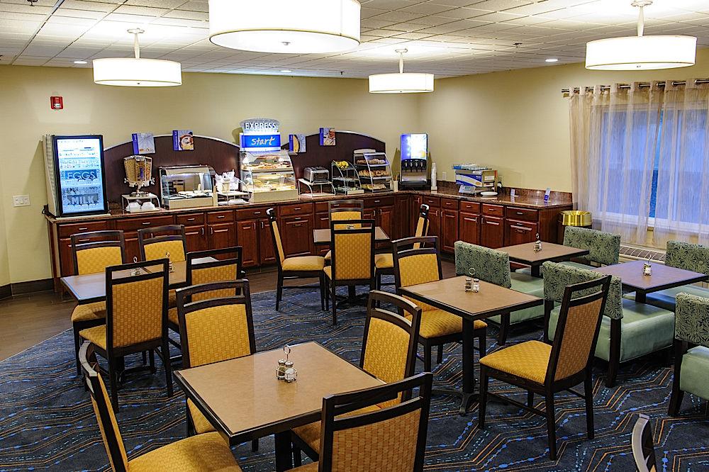 Holiday Inn Express - Ludlow - Chicopee Area By Ihg Esterno foto